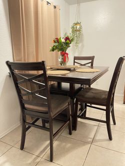 Dining Table With 4 Chairs And Wine Rack/ Storage