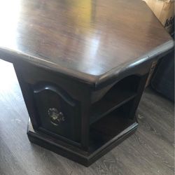Free 2 tables and 8 bags of men's clothing, size L, XL, 2XL, take All together!