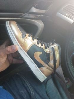 Nike Air Jordan 1 Mid Black Gold Sneaker