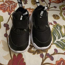 Nike Flex Runner 3 toddler shoes in black and white.