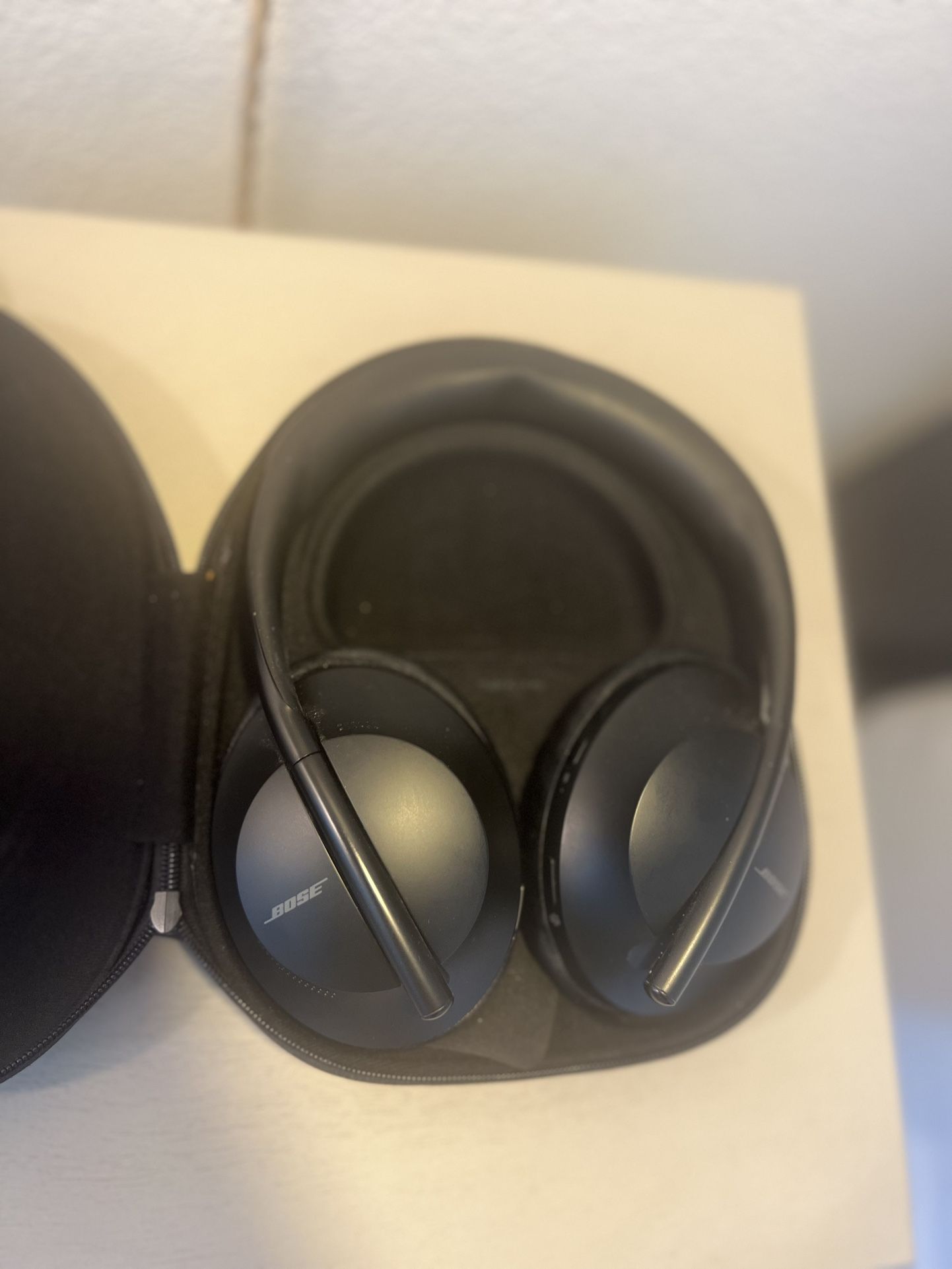 Bose Headphones 700 Noise Cancelling Wireless Headphones with Built-in Microphone