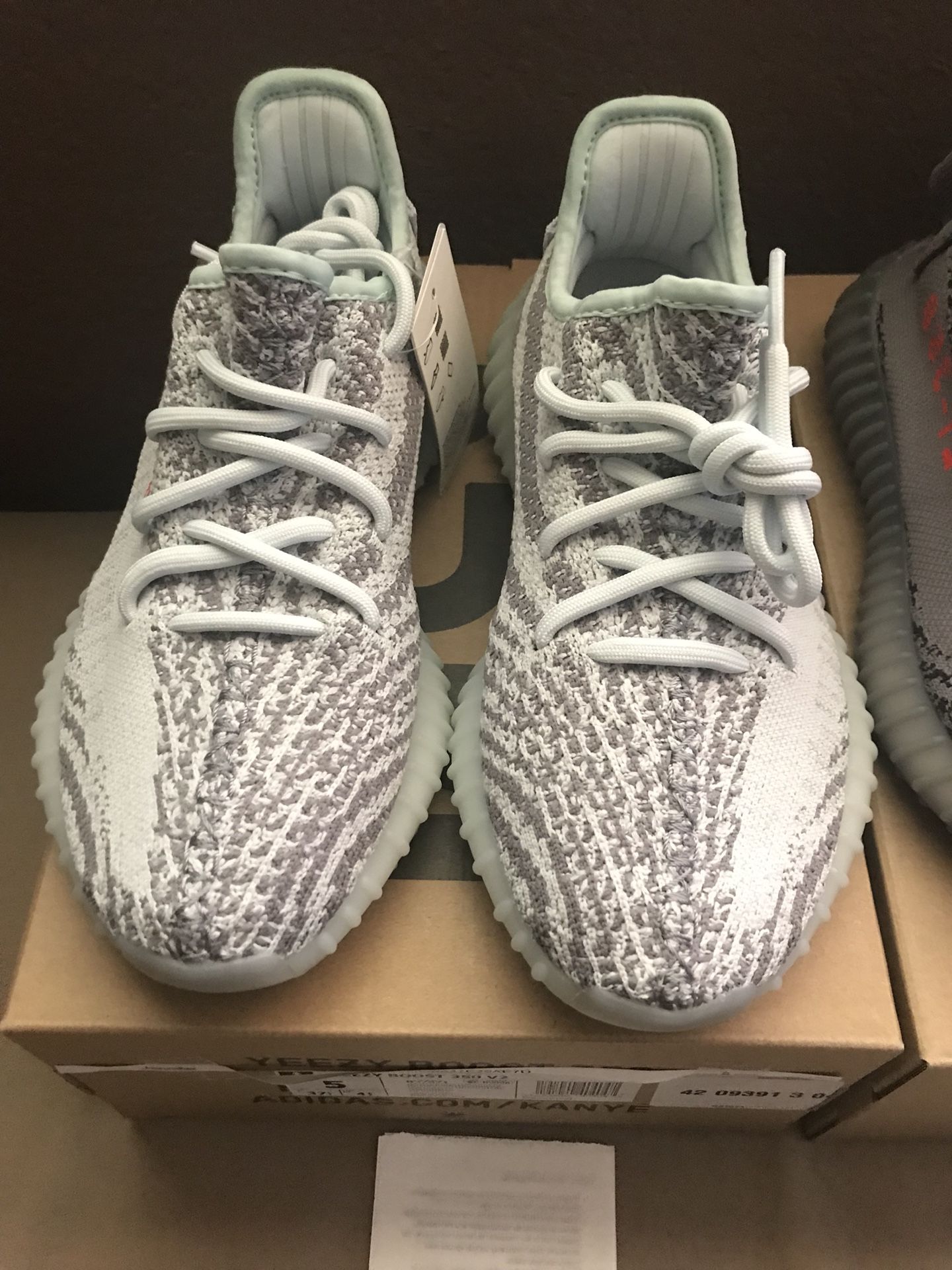 Yeezy 350 boost V2 sz. 5 M/ 6.5 W deadstock