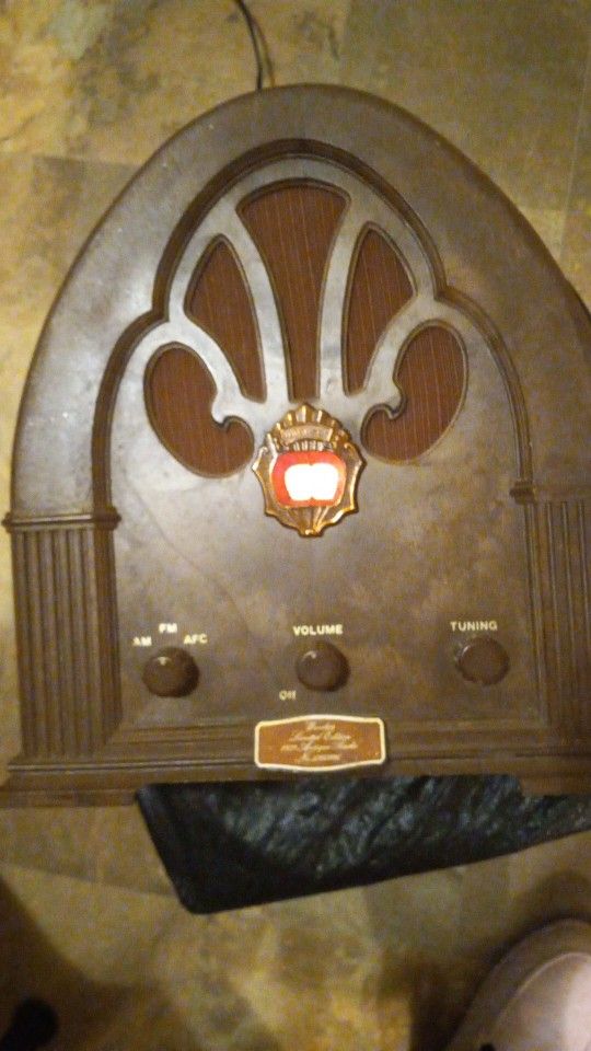 Antique Vintage Windsor Limited Edition 1932 Antique Radio AM FM Works Lights Up Model Number (contact info removed)6