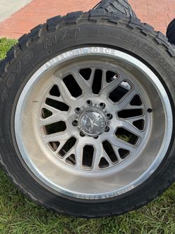 American Force Wheel with Toyo M/T 35x12.50R Tire