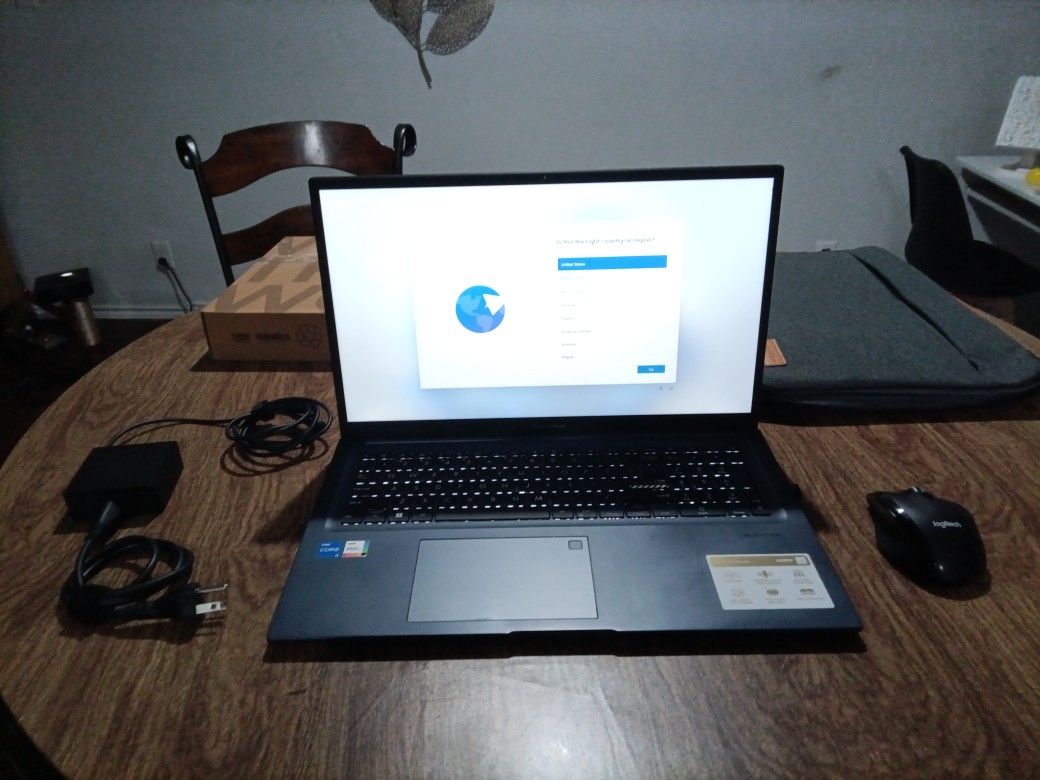 Asus Vivobook Laptop With Original Box / Laptop Bag And Mouse Included 