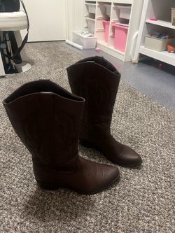 Cowboy boots . Brown . Size 9 . Women