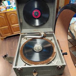 Vintage 1950s HMV 102 Portable Gramophone – Green Croc Case – Plays Great + 10 Records & Needle Tin