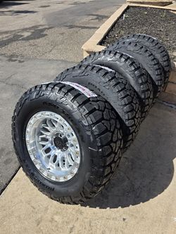 17" LOCK COMBAT w/ 33" Tires.  Jeep Wrangler JL JK Rubicon