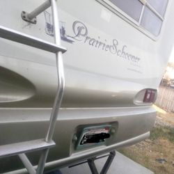 **LIKE NEW** 2004 GULFSTREAM, COACH 