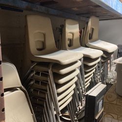 VENDO 24 SILLAS EN BUENAS CONDICIONES PIDO $100 Obo.