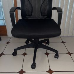 Computer / Office Chair With Wheels And Adjustable Seat 