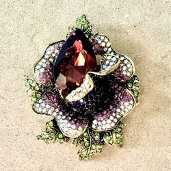 4 different colorful vintage brooches pins