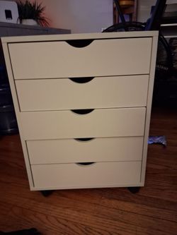 White drawer unit in casters
