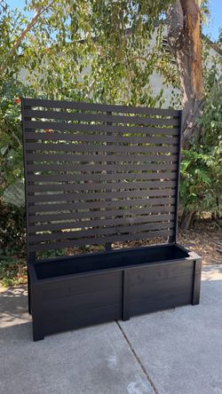 Planter box with privacy screen