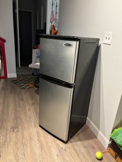 Mini-upright refrigerator