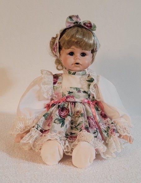 Sitting Vintage / Victorian Porcelain Doll