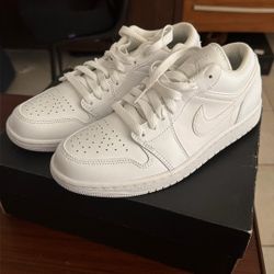 Nike White Low Sneakers – Size 7 – Like New – Original Box