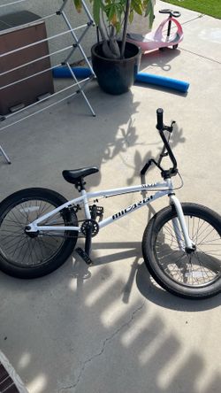 Micargi Maze 20-inch BMX bike, white