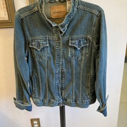 Levi's Women's Trucker Jacket | Denim Jacket | Jean Jacket | Size Junior Large 11/13