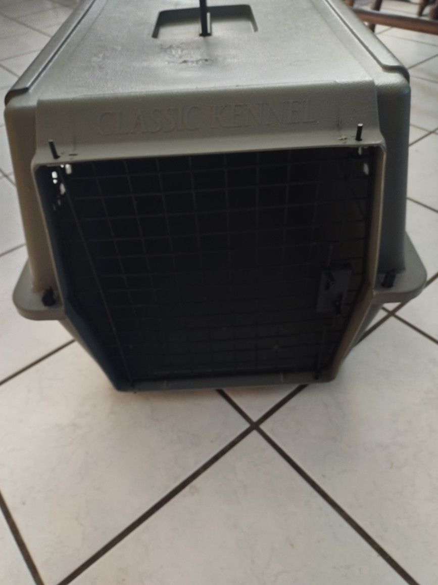 Petmate Dog Cat Kennel/ Pet Carrier. L26 W18. H16 Fantastic condition 