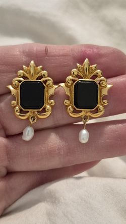 Vintage AVON Gold Tone GENUINE BLACK ONYX & GENUINE PEARL EARRINGS 