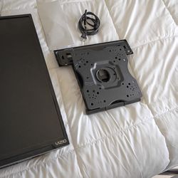 A 40-in TV With Wall Mount All For $40