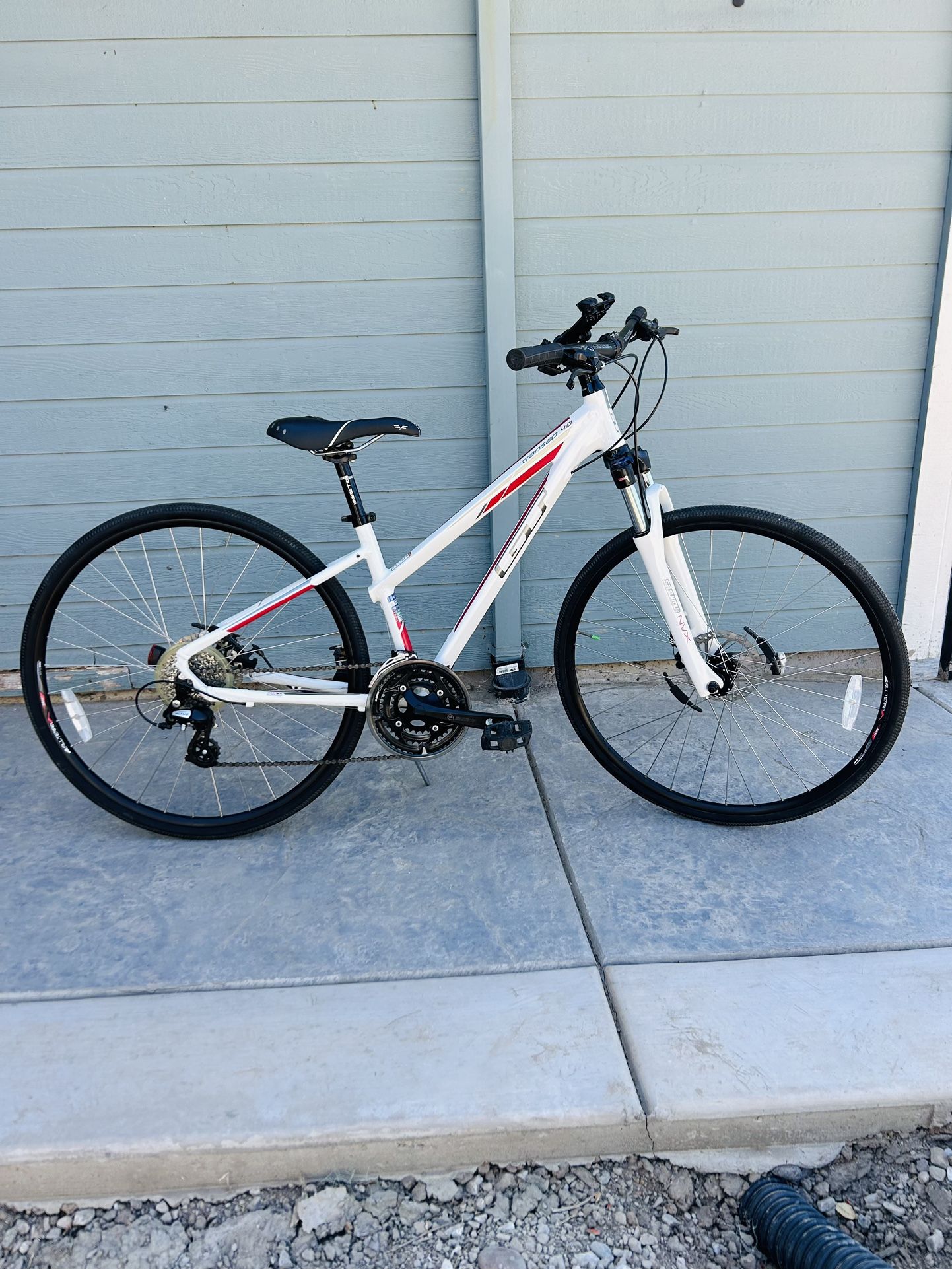 GT TRANSEO 4.0 HYBRID BIKE 700cc Wheels