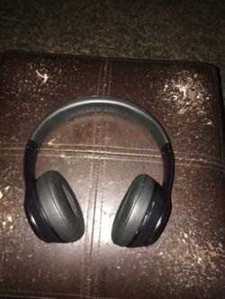 Used beats solo 3 Bluetooth headphones