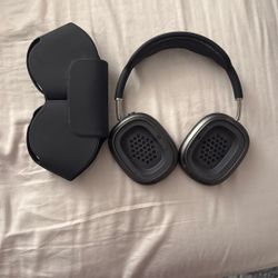 Broken Headphones AirPod maxes