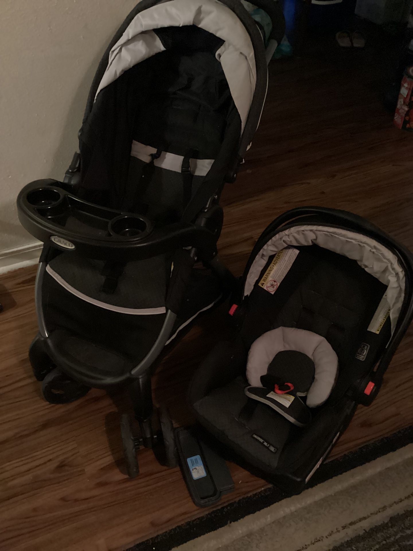 π₯ Graco Travel System β Car Seat & Stroller Combo π₯ π Includes Base | πΌ Newborn Ready | π€ Black & Gray | Gently Used