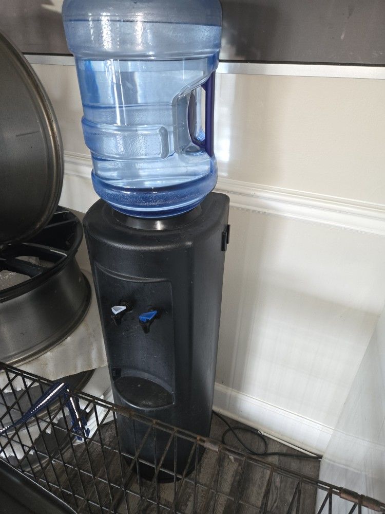 Water Fountain W/ Water