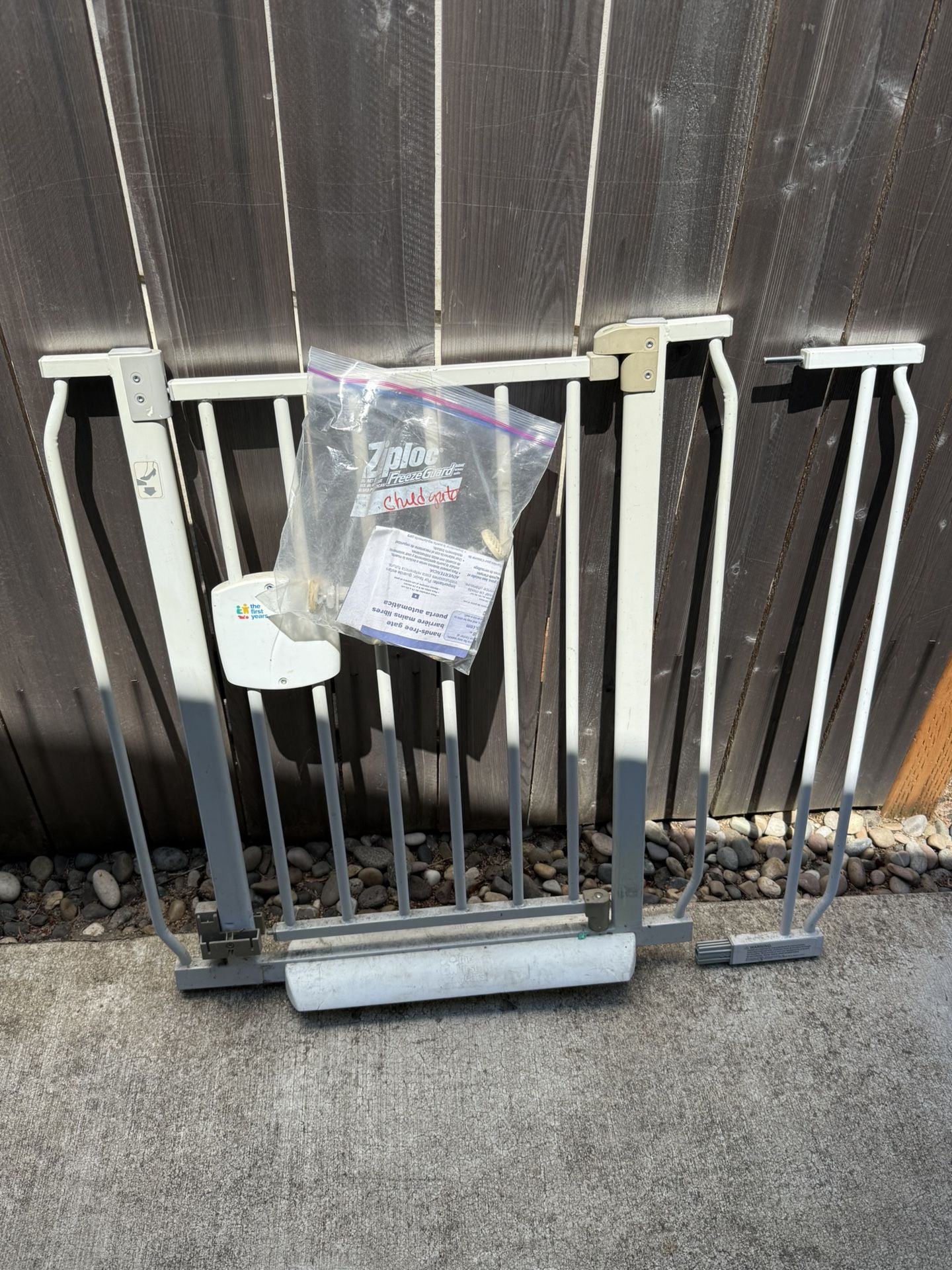 Metal Gate With Extender Attachment 