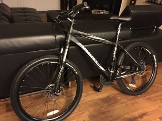 17-18" giant mountain bike 26" tires