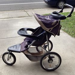 Jogging a stroller very good condition easy to fold and curry