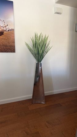 Tall Silver Métal Vase with silk plant