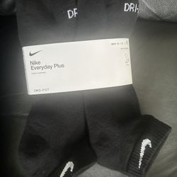 NIKE SOCKS BLACK SIZE 12-15