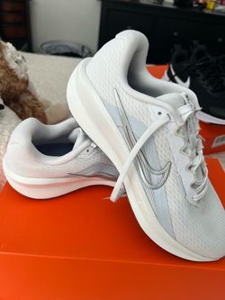 Women White Nikes Size 9