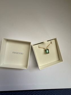Swarovski Green Crystal Pendant Necklace Gold – New in Box (Retail $139)