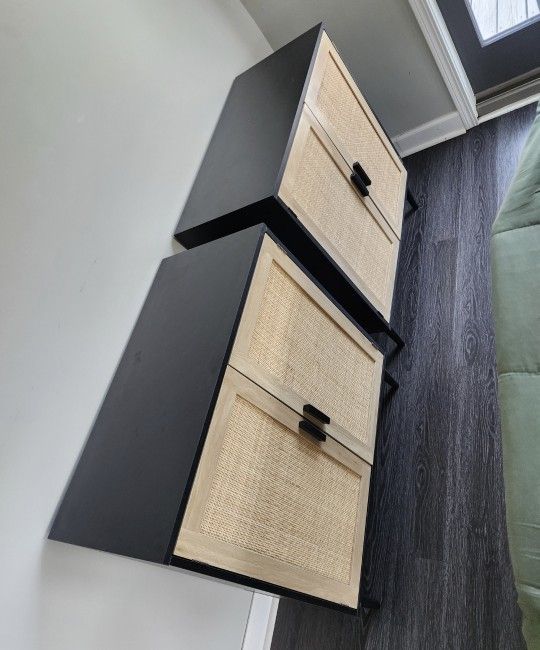 2 Small Cabinets With 1 Shelf Inside.