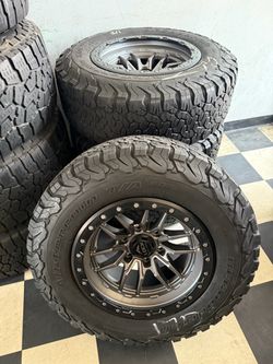 Vendo set de rines nuevos 17x9 de ancho de 6-139.7 lugs con llantas 265/70/R17 gris  Bfgoodrich para carros como Tacomas