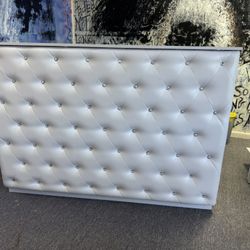 Beautiful Reception Desk And Chair