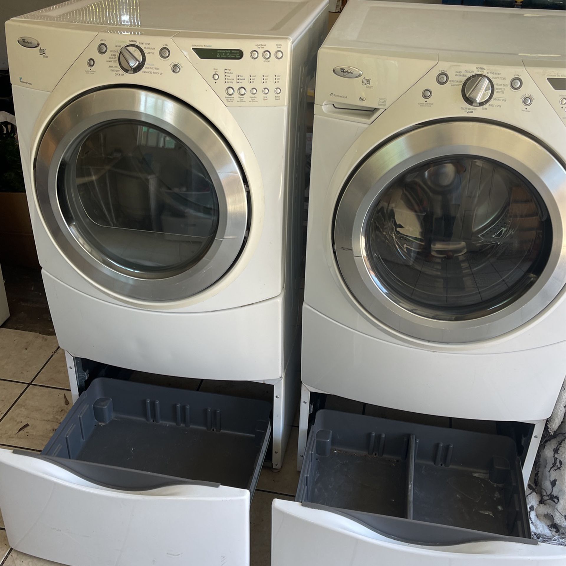 Whirlpool Duet Washer & Gas Dryer Set