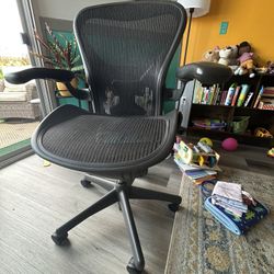  Herman Miller Aeron Chair – Size B (Graphite) 