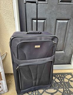 Protégé Black Rolling Suitcase