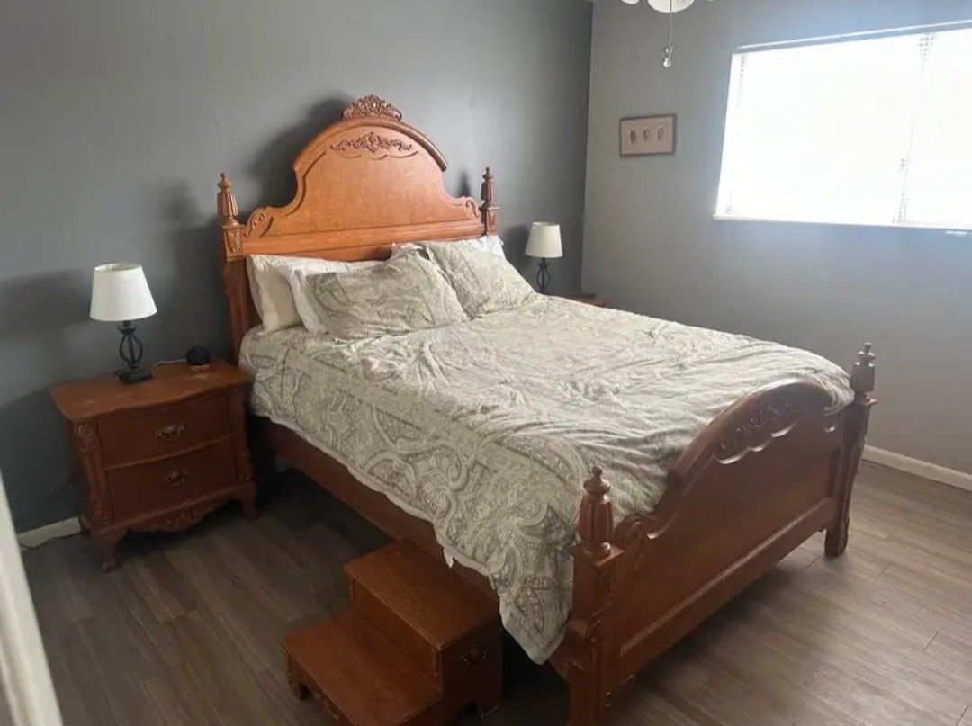 Queen Size Red Oak Bedroom Set