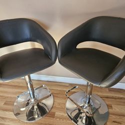 Adjustable Swivel Bar Stool