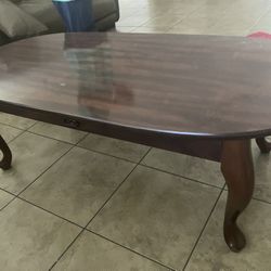Beautiful Vintage Queen Anne Style Oval Coffee Table