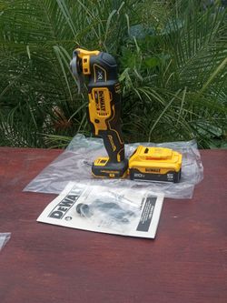 DeWalt.  20 v new. XR.  Multi tool.  3 speed.   W/ blade.   Battery.    5.0 AH Lithium