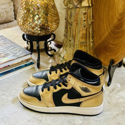 Nike Air Jordan 1 Shoes Youth Size 7 Black Metallic Gold Retro DR6967-071