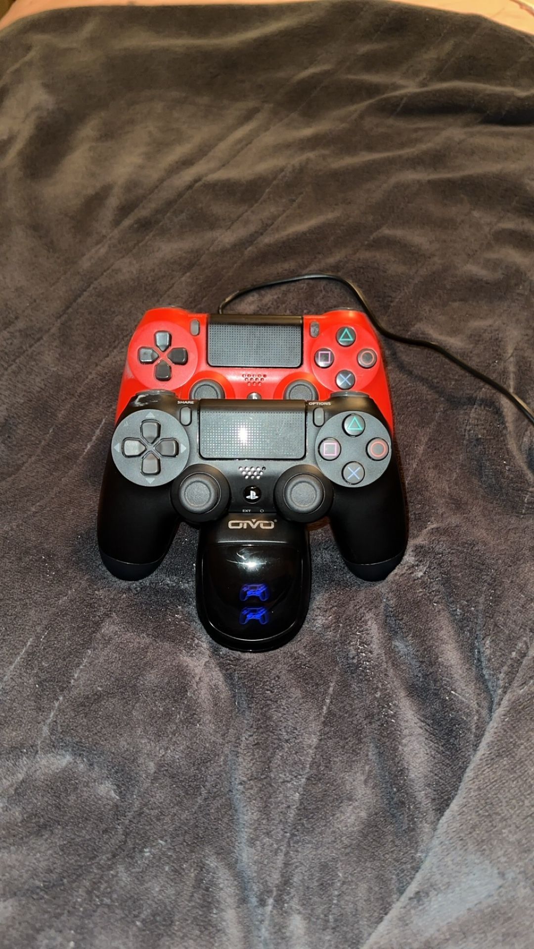 2 ps4 Controllers 